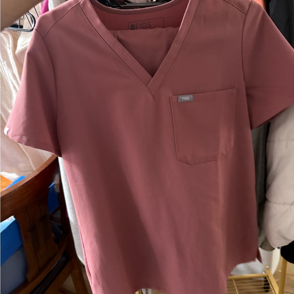 Figs Dusty Rose V-Neck Scrub Top & High Waisted Zamora Scub bottoms